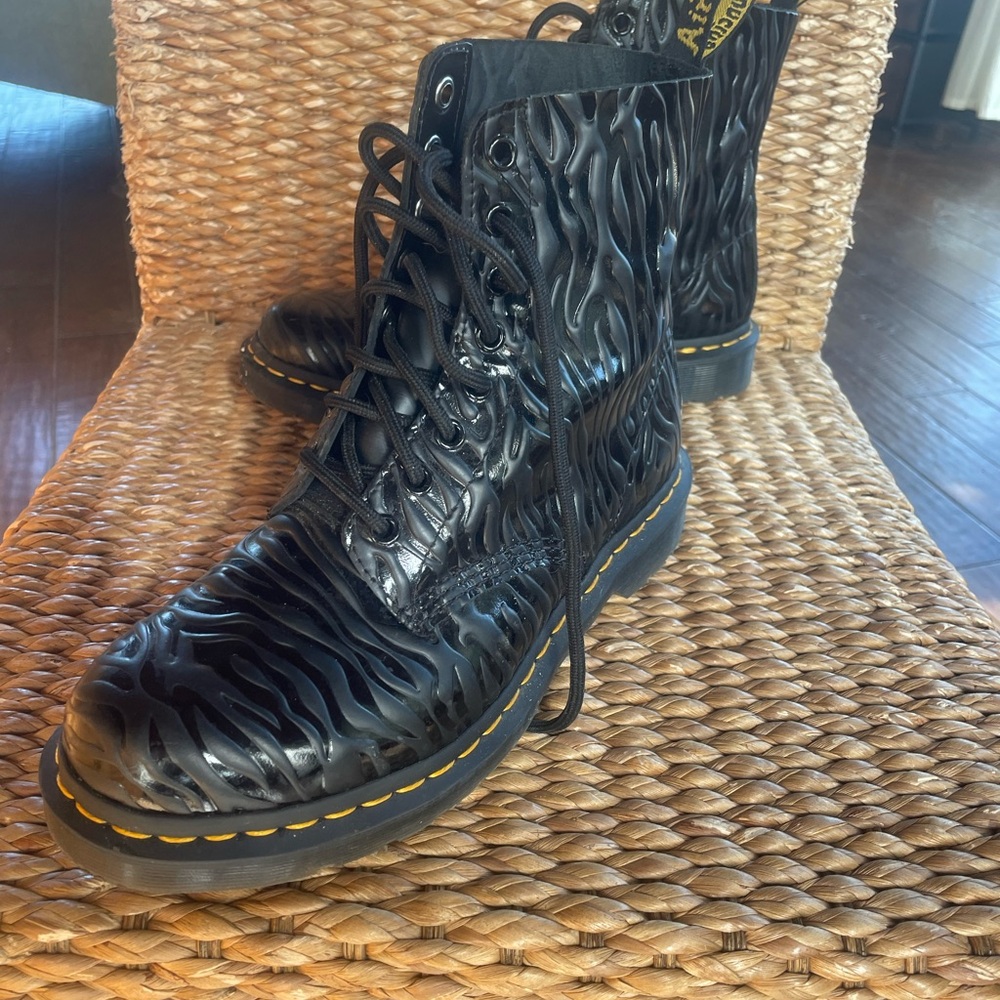 Dr. Martens Doc Martins RARE black leather embossed zebra